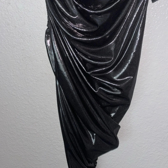 Norma Kamali

Diana Metallic Ruched One-Shoulder Gown - Picture 14 of 15